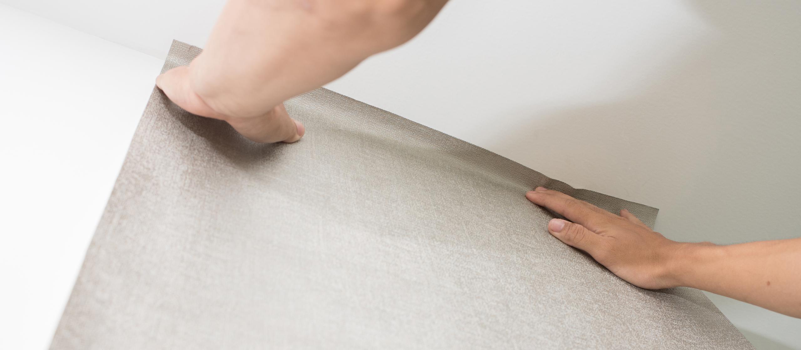 Målare utför tapetsering i Västerås